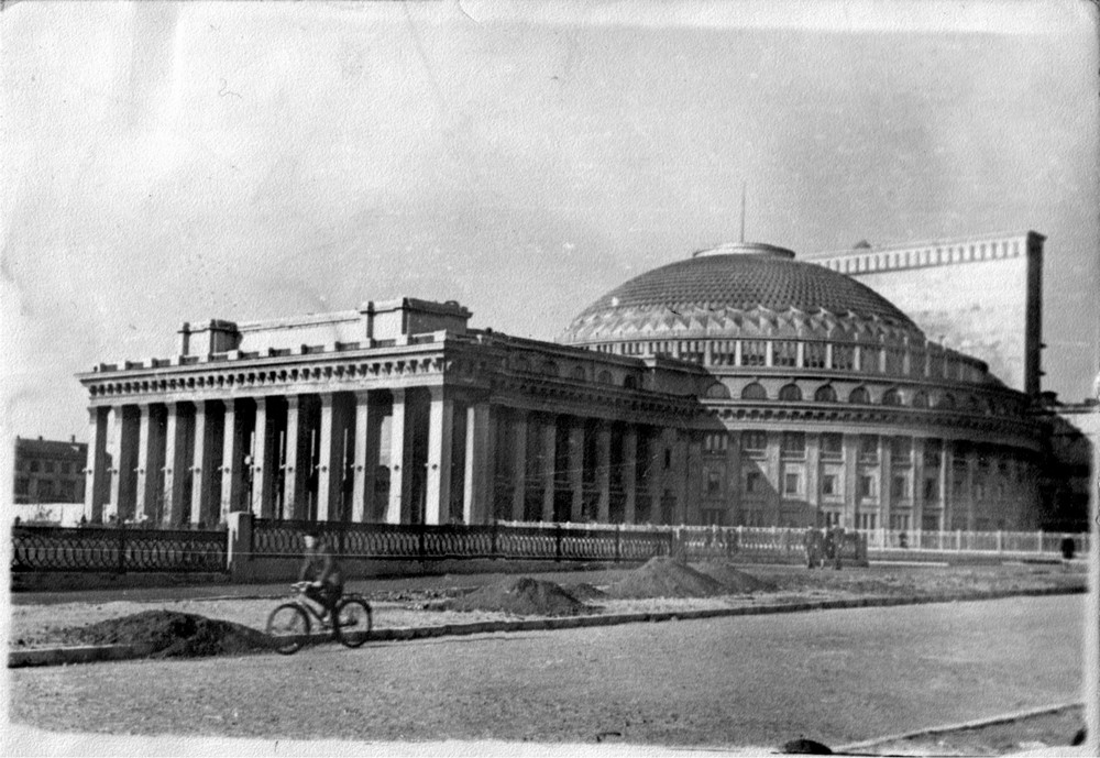 Новосибирский театр оперы и балета. 1945 год.
