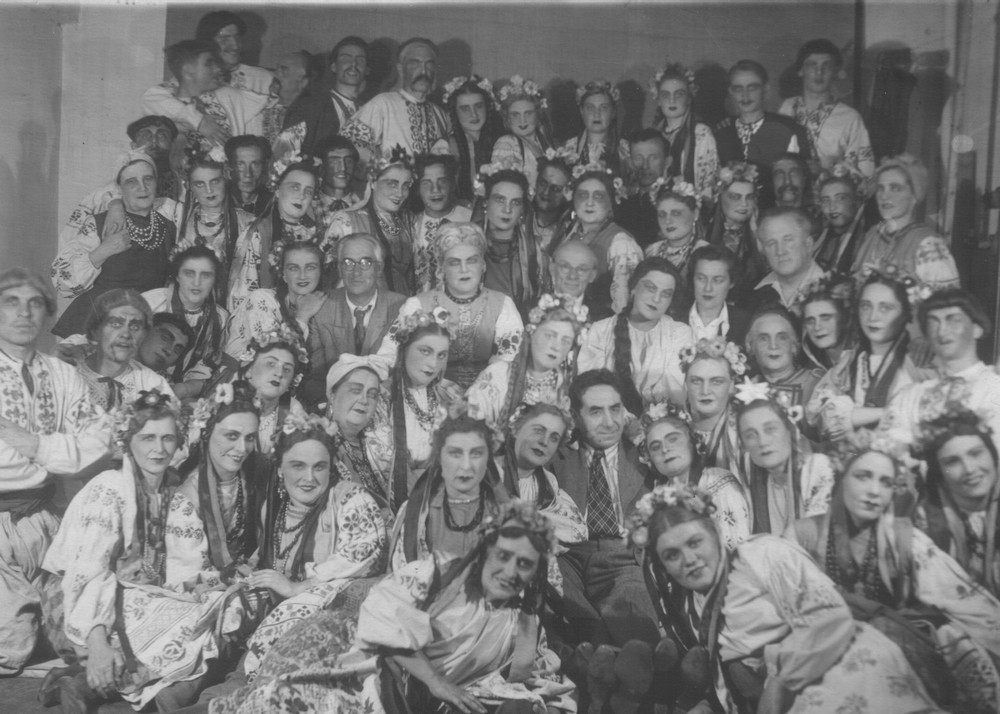  Участники спектакля «Мазепа» после премьеры. 1949 год. 